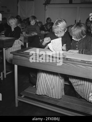 Serie Volendam, 8. Februar 1957, SERIE, Niederlande, 20. Jahrhundert Presseagentur Foto, Nachrichten zu erinnern, Dokumentarfilm, historische Fotografie 1945-1990, visuelle Geschichten, Menschliche Geschichte des zwanzigsten Jahrhunderts, Momente in der Zeit festzuhalten Stockfoto