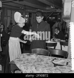 Serie Volendam, 8. Februar 1957, SERIE, Niederlande, 20. Jahrhundert Presseagentur Foto, Nachrichten zu erinnern, Dokumentarfilm, historische Fotografie 1945-1990, visuelle Geschichten, Menschliche Geschichte des zwanzigsten Jahrhunderts, Momente in der Zeit festzuhalten Stockfoto