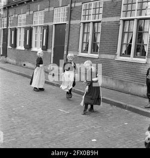 Serie Volendam, 8. Februar 1957, SERIE, Niederlande, 20. Jahrhundert Presseagentur Foto, Nachrichten zu erinnern, Dokumentarfilm, historische Fotografie 1945-1990, visuelle Geschichten, Menschliche Geschichte des zwanzigsten Jahrhunderts, Momente in der Zeit festzuhalten Stockfoto