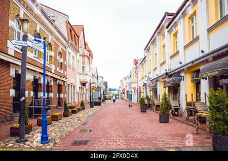 Pärnu, Pärnumaa, Estland-19MAY2021. Haupteinkaufs- und Restaurantstraße Rüütli in der Altstadt von Pärnu, Kreis Parnu auch Pernau genannt. Stockfoto