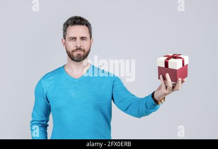 Reifer Mann mit Business-Belohnung. Anlass Gruß. Geschäftsmann zeigt Geschenkbox. Stockfoto