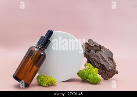 Transparente Glasflasche mit Pipette, Scincare-Serum oder Öl Stockfoto