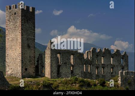 Ein mittelalterlicher Wachturm von 1311 erhebt sich über die Ruinen des Castel Belfort in Spormaggiore, Trentino-Südtirol, Italien. Der Wachturm und die Burg wurden ursprünglich gebaut, um den Eingang zum Val de Non und den Brenta Dolomiten zu bewachen. Die Burg wurde nach einem verheerenden Brand im Jahr 1670 wieder aufgebaut und dann Ende der 1700er Jahre verlassen. Stockfoto