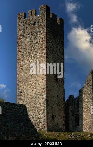 Ein mittelalterlicher Wachturm von 1311 erhebt sich über die Ruinen des Castel Belfort in Spormaggiore, Trentino-Südtirol, Italien. Der Wachturm und die Burg wurden ursprünglich gebaut, um den Eingang zum Val de Non und den Brenta Dolomiten zu bewachen. Die Burg wurde nach einem verheerenden Brand im Jahr 1670 wieder aufgebaut und dann Ende der 1700er Jahre verlassen. Stockfoto