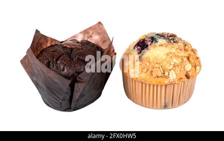 Muffins in braunem Papier isoliert auf weißem Hintergrund Stockfoto