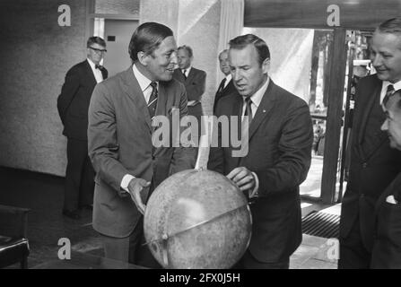 H. R. H. Pr. Claus am Empfang. Der amerikanische Astronaut James Lovell bei der amerikanischen Botschaft in Den Haag, Prinz Claus und Lovell beim Mondmodell, 21. August 1969, Empfänge, Botschaften, Astronauten, Prinzen, Niederlande, Presseagentur des 20. Jahrhunderts, Foto, Nachrichten zu erinnern, Dokumentarfilm, historische Fotografie 1945-1990, visuelle Geschichten, Menschliche Geschichte des zwanzigsten Jahrhunderts, Momente in der Zeit festzuhalten Stockfoto