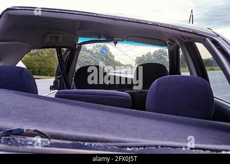 11. September 2020, Bauska, Lettland: Auto nach einer Kollision mit einem schweren LKW, Transporthintergrund Stockfoto