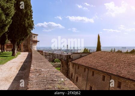 Blick vom Schloss auf den Bogen der Zugbrücke und das Zentrum von Brescia. Lombardei, Italien Stockfoto
