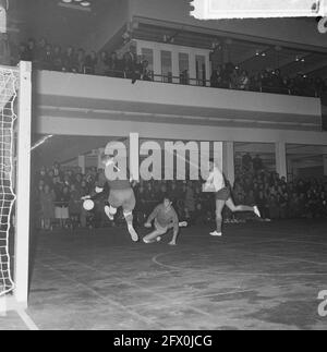 Indoor Handball Niederlande gegen Schweden, Spielzeitpunkt, 24. November 1964, Indoor Handball, Niederlande, Presseagentur des 20. Jahrhunderts, Foto, Nachrichten zum erinnern, Dokumentarfilm, historische Fotografie 1945-1990, visuelle Geschichten, Menschliche Geschichte des zwanzigsten Jahrhunderts, Momente in der Zeit festzuhalten Stockfoto