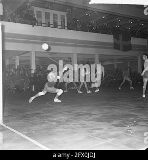 Indoor-Handball Niederlande gegen Schweden, Coppenhagen punktet von links auf den zweiten Platz Botterman (Niederlande), 24. November 1964, Indoor-Handball, Scoring, Niederlande, Presseagentur des 20. Jahrhunderts, Foto, Nachrichten zum erinnern, Dokumentarfilm, historische Fotografie 1945-1990, visuelle Geschichten, Menschliche Geschichte des zwanzigsten Jahrhunderts, Momente in der Zeit festzuhalten Stockfoto