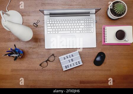 Draufsicht auf Holztisch mit Laptop Stockfoto