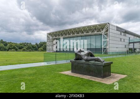 Liegende Frau 1956, eine Skulptur von Henry Moore, außerhalb des Sainsbury Center, Norwich, Großbritannien Stockfoto