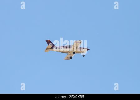 Sevilla, Spanien - 17. Mai 2021: Ansicht des Flugzeugs Socata TB-9 Tampico im Flug, mit Sitz in der Aerotablada Aviation School Stockfoto