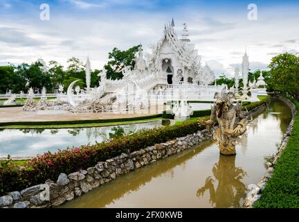 Atemberaubende Aussicht auf Wat Rong Khun, den Weißen Tempel in Chiang Rai, Thailand Stockfoto