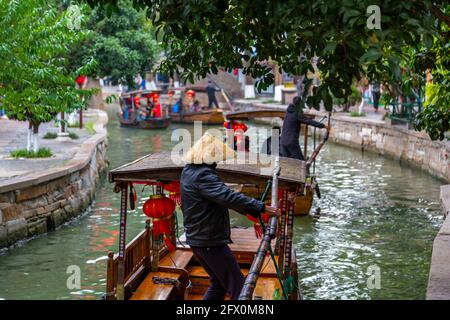 Ansicht des Bootes auf dem Wasserweg in der Wasserstadt Zhujiaozhen, Bezirk Qingpu, Shanghai, China, Asien Stockfoto