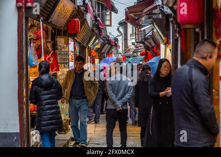 Blick auf die belebte Einkaufsstraße in der Wasserstadt Zhujiajiaozhen, Qingpu District, Shanghai, China, Asien Stockfoto