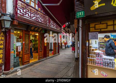 Ansicht der Geschäfte in der Wasserstadt Zhujiaozhen, Bezirk Qingpu, Shanghai, China, Asien Stockfoto