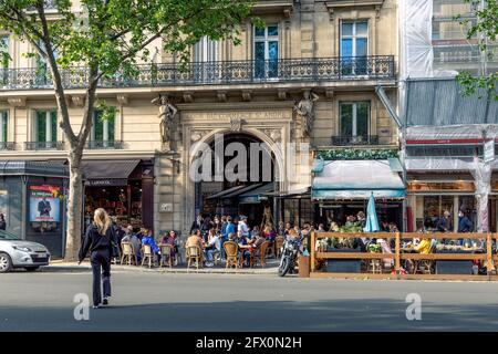 Paris, Frankreich - 19. Mai 2021: Tag nach der Sperre wegen Covid-19 in einem berühmten Pariser Café in Paris Stockfoto