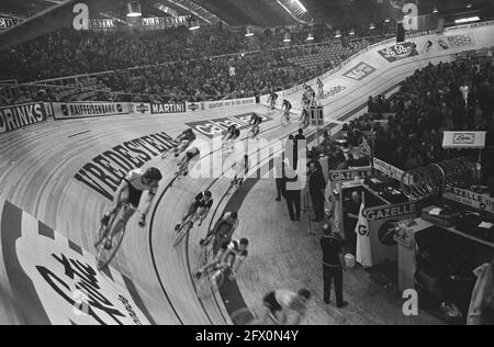 Amsterdam Six Days, The Riders in the Track, ganz links Publikum, Right Stay Riders, 7. Dezember 1967, SECHS TAGE, Publikum, Radsport, Niederlande, Foto der Presseagentur des 20. Jahrhunderts, zu erinnerende Nachrichten, Dokumentation, historische Fotografie 1945-1990, visuelle Geschichten, Menschliche Geschichte des zwanzigsten Jahrhunderts, Momente in der Zeit festzuhalten Stockfoto