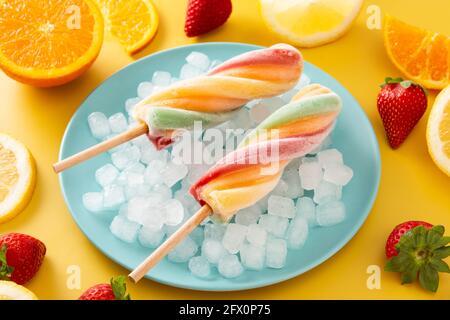 Spiral bunten Eis mit Früchten auf gelbem Hintergrund Stockfoto
