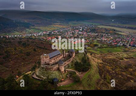 Boldogko, Ungarn - Luftaufnahme des schönen Schlosses von Boldogko (Boldogko vara) in der Herbstsaison mit den Bergen von Zemplen und Boldogkovaralja Stockfoto