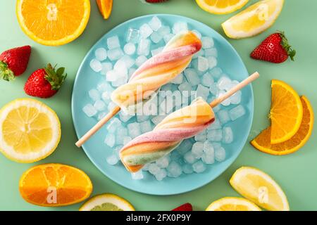 Spiral bunten Eis mit Früchten auf grünem Hintergrund Stockfoto