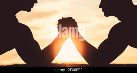 Männer messen Kräfte, Waffen. Zwei Männer Armringen. Rivalität, vs, Herausforderung, Stärkevergleich. Stockfoto