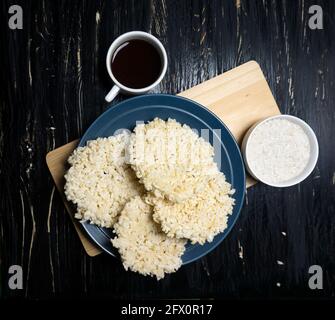 Rengginang oder Keripik aus traditionellem indonesischen Klebreis mit Ein schwarzer Holztisch Hintergrund Stockfoto