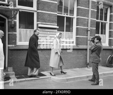 Seine Königliche Hoheit Prinz Bernhard verlässt das Akademische Krankenhaus, Prinzessin Beatrix und Prinz Bernhard machen sich auf den Weg zum Auto, 11. Juni 1960, Autos, Niederlande, 20. Jahrhundert Presseagentur Foto, Nachrichten zu erinnern, Dokumentarfilm, historische Fotografie 1945-1990, visuelle Geschichten, Menschliche Geschichte des zwanzigsten Jahrhunderts, Momente in der Zeit festzuhalten Stockfoto
