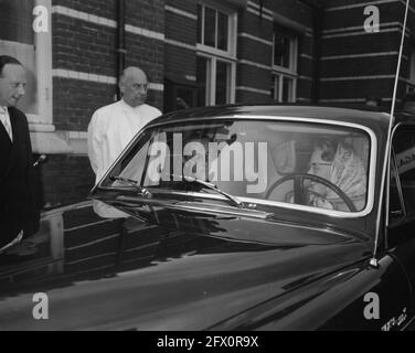 Seine Königliche Hoheit Prinz Bernhard verlässt das Akademische Krankenhaus, 11. Juni 1960, Niederlande, Foto der Presseagentur des 20. Jahrhunderts, zu erinnerende Nachrichten, Dokumentarfilm, historische Fotografie 1945-1990, visuelle Geschichten, Menschliche Geschichte des zwanzigsten Jahrhunderts, Momente in der Zeit festzuhalten Stockfoto