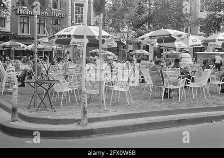 Sommer: Terrassen auf dem Leidseplein in Amsterdam, 21. Juni 1971, Sonnenschirme, Plätze, Stühle, Terrassen, Niederlande, Foto der Presseagentur des 20. Jahrhunderts, zu erinnerende Nachrichten, Dokumentarfilm, historische Fotografie 1945-1990, visuelle Geschichten, Menschliche Geschichte des zwanzigsten Jahrhunderts, Momente in der Zeit festzuhalten Stockfoto