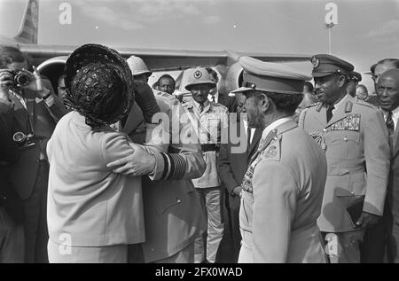 Königin Juliana verabschiedet sich von Kaiser Haile Selassie auf dem Flughafen Addis Abeba S.M. verabschiedet sich von Prinz Bernhard (Abfahrt, 5. Februar 1969, Abschied, Königinnen, Prinzen, Flughäfen, Niederlande, Presseagentur des 20. Jahrhunderts, Foto, Nachrichten zu erinnern, Dokumentarfilm, historische Fotografie 1945-1990, visuelle Geschichten, Menschliche Geschichte des zwanzigsten Jahrhunderts, Momente in der Zeit festzuhalten Stockfoto