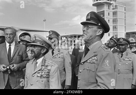 Königin Juliana verabschiedet sich von Kaiser Haile Selassie am Flughafen Addis Abeba, Kaiser Haile Selassie und PR. Bernhard winkt, 5. Februar 1969, Abschied, Königinnen, Prinzen, Flughäfen, Niederlande, Presseagentur des 20. Jahrhunderts, Foto, Nachrichten zu erinnern, Dokumentarfilm, historische Fotografie 1945-1990, visuelle Geschichten, Menschliche Geschichte des zwanzigsten Jahrhunderts, Momente in der Zeit festzuhalten Stockfoto