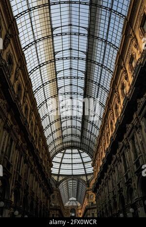 In einer der beiden Arkaden mit Fassgewölbe aus Glas und Gusseisen, die unter einer verglasten Kuppel zu einem der elegantesten Einkaufszentren der Welt führen, der Gallerie Vittorio Emanuele II in Mailand, Lombardei, Italien. Die Galleria, die von 1865 bis 1877 erbaut wurde, um die Piazza del Duomo und die Piazza della Scala, die das Opernhaus Teatro alla Scala beherbergt, zu verbinden, ist nach dem ersten Monarchen des Königreichs Italien benannt. Es beherbergt einige der bekanntesten High-End-Modemarken der Welt sowie Buch- und Kunsthändler und einige der ältesten und besten Restaurants der Stadt. Stockfoto