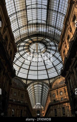 Die Glaskuppel, die den achteckigen zentralen Raum abdeckt, der vier verglaste Tonnengewölbe in einem der elegantesten Einkaufszentren der Welt, der Gallerie Vittorio Emanuele II in Mailand, Lombardei, Italien, verbindet, hat einen Durchmesser von 121 m und ist 8,5 m (28 ft) hoch. Die neoklassizistische Gallerie wurde im 19. Jahrhundert erbaut, um die Plätze vor der Kathedrale oder dem Dom mit der Oper ‘La Scala’ zu verbinden. Es beherbergt einige der bekanntesten High-End-Modemarken der Welt sowie Buch- und Kunsthändler und einige der ältesten und besten Restaurants Mailands. Stockfoto