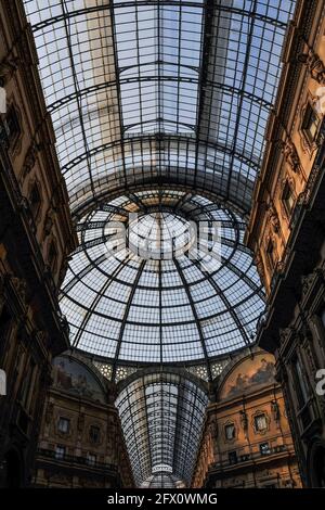 Die verglaste Kuppel, die den achteckigen zentralen Raum abdeckt, der vier Glas- und Gusseisengewölbe in einem der elegantesten Einkaufszentren der Welt, der Gallerie Vittorio Emanuele II in Mailand, Lombardei, verbindet, hat einen Durchmesser von 121 m und ist 8,5 m (28 ft) hoch. Die neoklassizistische Gallerie wurde 1865-77 erbaut, um die Plätze vor der Kathedrale oder dem Dom mit der Oper ‘La Scala’ zu verbinden. Es beherbergt einige der bekanntesten Luxusmode-Marken der Welt, sowie Buch- und Kunsthändler und einige der ältesten und besten Restaurants Mailands. Stockfoto