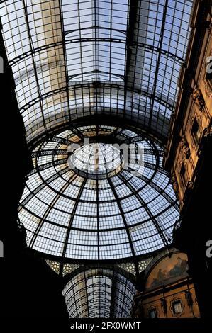 Die verglaste Kuppel, die den achteckigen zentralen Raum abdeckt, der vier Glas- und Gusseisengewölbe in einem der elegantesten Einkaufszentren der Welt, der Galleria Vittorio Emanuele II in Mailand, Lombardei, verbindet, hat einen Durchmesser von 121 m und ist 8,5 m (28 ft) hoch. Die neoklassizistische Gallerie wurde 1865-77 erbaut, um die Plätze vor der Kathedrale oder dem Dom mit der Oper ‘La Scala’ zu verbinden. Es beherbergt einige der bekanntesten Luxusmode-Marken der Welt, sowie Buch- und Kunsthändler und einige der ältesten und besten Restaurants Mailands. Stockfoto