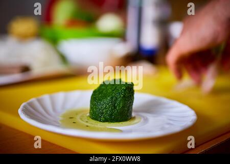 Grüner Spinat auf einem weißen Nudelteller Stockfoto