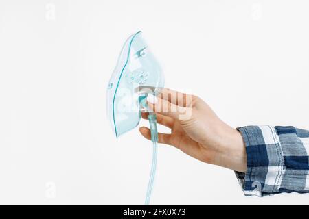 Medizinisches Gerät Personalisierte tragbare Sauerstoffmaske zur Versorgung von Patienten mit Atemwegserkrankungen mit gasförmiger Luft auf weißem Hintergrund Stockfoto