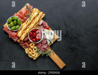 Vorspeisen-Tafel mit verschiedenen italienischen Snacks. Käse, Fleisch, Oliven und Paprika. Wurstwaren und Antipasti-Platte Stockfoto