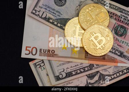 Bitcoin-Münzen auf Dollar- und Euro-Scheinen. Kaufkonzept für virtuelle Kryptowährungen. Schwarzer Hintergrund. Bitcoin-Mining, Online-Geschäft, Shopping. SPA kopieren Stockfoto