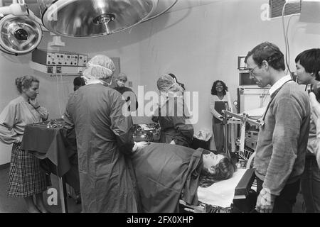 Zuiderzee Hospital in Lelystad führt Studie mit hundertzwanzig Freiwilligen durch; Patient im Operationssaal, 17. August 1982, Operationssäle, Patienten, Krankenhäuser, Niederlande, Presseagentur des 20. Jahrhunderts, Foto, zu erinnerende Nachrichten, Dokumentarfilm, historische Fotografie 1945-1990, visuelle Geschichten, Menschliche Geschichte des zwanzigsten Jahrhunderts, Momente in der Zeit festzuhalten Stockfoto