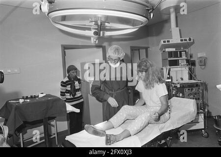 Zuiderzee Hospital in Lelystad führt Studie mit hundertzwanzig Freiwilligen durch; Patient im Operationssaal (sitzend), 17. August 1982, Operationssäle, Patienten, Krankenhäuser, Niederlande, Presseagentur des 20. Jahrhunderts, Foto, zu erinnerende Nachrichten, Dokumentarfilm, historische Fotografie 1945-1990, visuelle Geschichten, Menschliche Geschichte des zwanzigsten Jahrhunderts, Momente in der Zeit festzuhalten Stockfoto