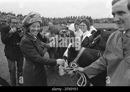 Prinzessin Beatrix und Prinz Claus bei der Feier des 100-jährigen Jubiläums Het Nederlandse Rundvee Stamboek in Utrecht; Beatrix, 7. September 1974, Auszeichnungen, TIERE, Feste, Niederlande, Foto der Presseagentur des 20. Jahrhunderts, Nachrichten, die man sich merken sollte, Dokumentarfilm, historische Fotografie 1945-1990, visuelle Geschichten, Menschliche Geschichte des zwanzigsten Jahrhunderts, Momente in der Zeit festzuhalten Stockfoto