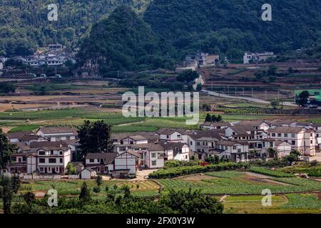 25. Mai 2021, Xingyi, Xingyi, China: Am 25. Mai 2021 gleicht der Wanfeng-Wald in Guizhou, Chinas spektakulärster Karstspitzenwald, einem Gemälde einer reichen und farbenfrohen Landschaft. Kredit: ZUMA Press, Inc. Gutschrift: ZUMA Press, Inc./Alamy Live News Stockfoto