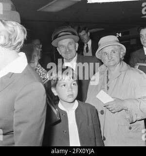 Schwedisches Flugzeug landet in Schiphol, die Passagiere, 7. Juni 1965, PASSAGIERS, Flugzeug, Niederlande, Foto der Presseagentur des 20. Jahrhunderts, zu erinnerende Nachrichten, Dokumentarfilm, historische Fotografie 1945-1990, visuelle Geschichten, Menschliche Geschichte des zwanzigsten Jahrhunderts, Momente in der Zeit festzuhalten Stockfoto