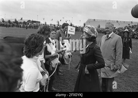 Prinzessin Beatrix und Prinz Claus bei der Feier des 100-jährigen Jubiläums von Het Nederlandse Rundvee Stamboek (Niederländisches Rinderstubenbuch) in Utrecht; Prinzessin Beatrix, 7. September 1974, Auszeichnungen, Tiere, Feste, Niederlande, Foto der Presseagentur des 20. Jahrhunderts, Nachrichten, die man sich merken sollte, Dokumentarfilm, historische Fotografie 1945-1990, visuelle Geschichten, Menschliche Geschichte des zwanzigsten Jahrhunderts, Momente in der Zeit festzuhalten Stockfoto
