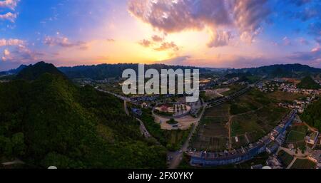 25. Mai 2021, Xingyi, Xingyi, China: Am 25. Mai 2021 gleicht der Wanfeng-Wald in Guizhou, Chinas spektakulärster Karstspitzenwald, einem Gemälde einer reichen und farbenfrohen Landschaft. Kredit: ZUMA Press, Inc./Alamy Live Nachrichten Stockfoto