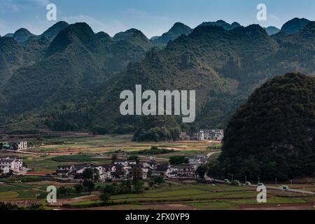 25. Mai 2021, Xingyi, Xingyi, China: Am 25. Mai 2021 gleicht der Wanfeng-Wald in Guizhou, Chinas spektakulärster Karstspitzenwald, einem Gemälde einer reichen und farbenfrohen Landschaft. Kredit: ZUMA Press, Inc./Alamy Live Nachrichten Stockfoto