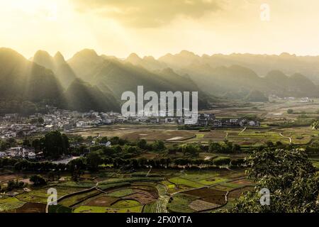 25. Mai 2021, Xingyi, Xingyi, China: Am 25. Mai 2021 gleicht der Wanfeng-Wald in Guizhou, Chinas spektakulärster Karstspitzenwald, einem Gemälde einer reichen und farbenfrohen Landschaft. Kredit: ZUMA Press, Inc./Alamy Live Nachrichten Stockfoto